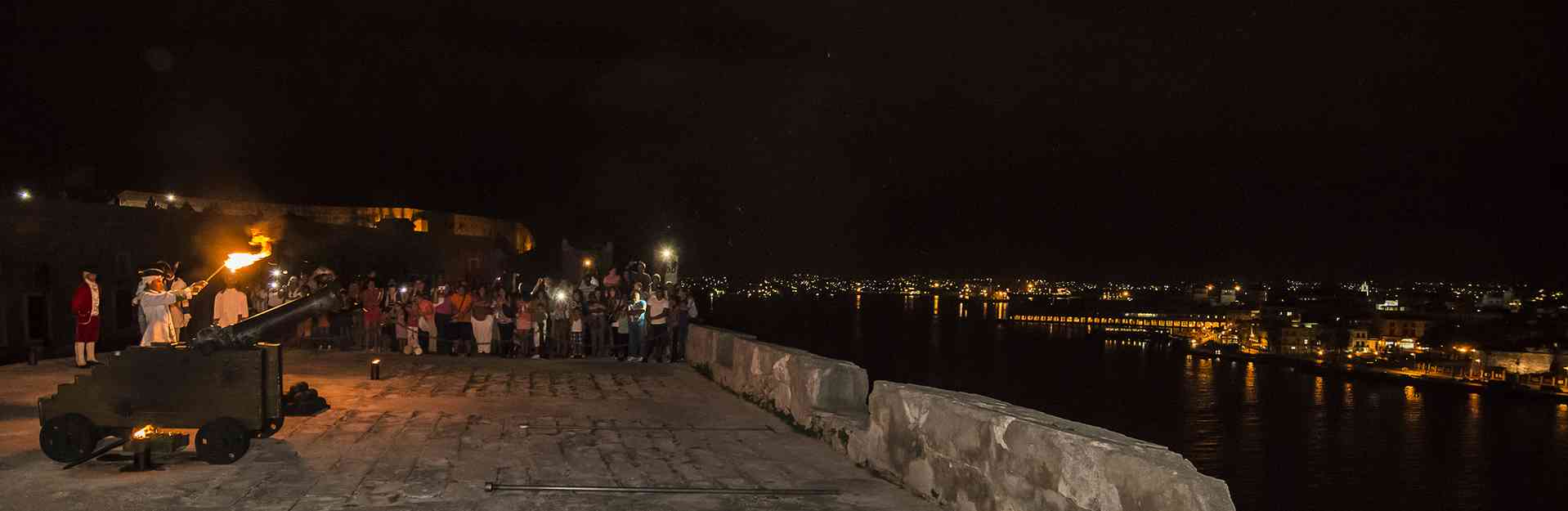 Le coup de canon de 21 heures à El Morro, Cuba Travel
